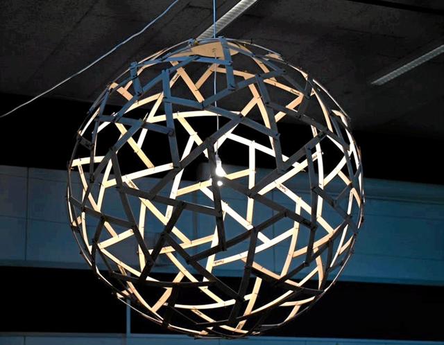 To lysekroner med en diameter på to meter er produktet af et kunstprojekt i samarbejde med Kunsten i Aalborg og KulturkaravaneNord Foto: Foto 9300