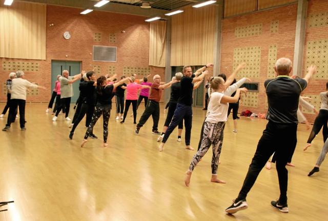 Yngste deltager er 10 og ældste 83 af de 40 deltagere fra GF77 Østervrå, der modigt kaster sig ud i ballet Foto: Foto 9300