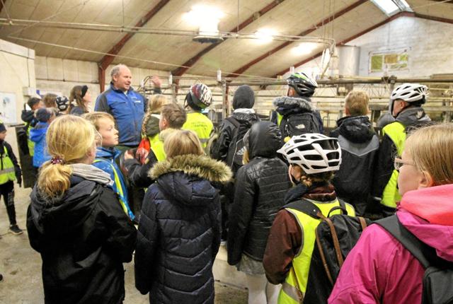 Landmand Per Vestergård fortæller her eleverne om sit landbrug med 500 økologiske køer. Foto: Jørgen Ingvardsen