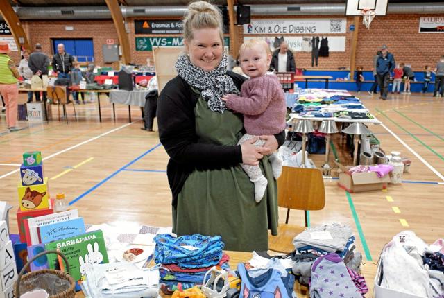 Sarah Sulbæk var endnu engang tovholder på det store loppemarked i Tornby Hallen, hvor hun selv havde en stand med børnetøj. Foto: Niels Helver