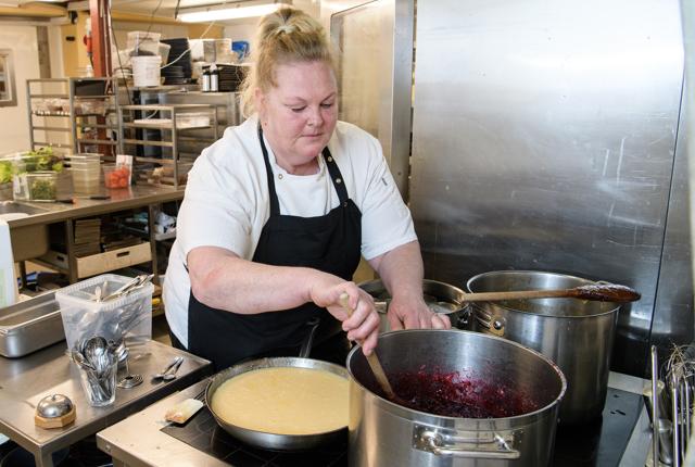 Vivi Svendsen var da hendes datter var lille ved at opgive jobbet som kok, men så kunne det heldigvis lade sig gøre at få dagvagt.
