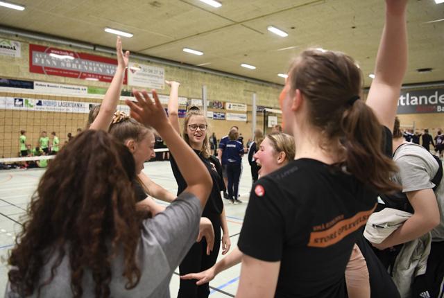 Der blev også plads til et kampråb ind i mellem volleykampene i idrætscentret, hvor 850 unge efterskoleelever dystede i både klassiske og alternative idrætsgrene. Foto: Mette Nielsen