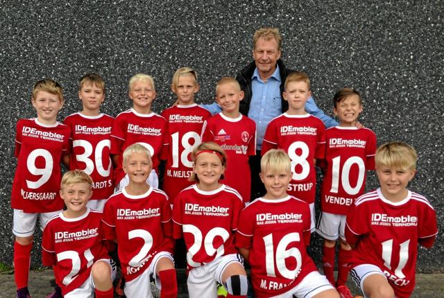 Lau Jessen fra Idémøbler Max Jessen sammen med de dygtige fodbolddrenge. Foto: Privat
