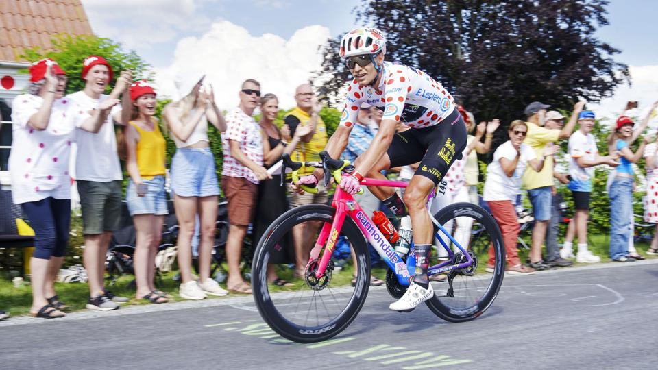 Magnus Cort var i udbrud onsdag for at hjælpe holdkammerat Neilson Powless, og det kostede danskeren chancen for at køre med om etapesejren. <i>Bo Amstrup/Ritzau Scanpix</i>