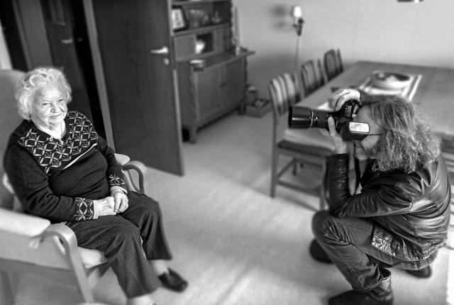 Finn Kruse, fotograf på projektet 0-100 år i Jammerbugt, i gang med at portrættere 92-årige Gudrun Carstensen i Kaas. Portrætterne bliver i sort-hvid, derfor har fotografen også valgt denne løsning til dette billede. Foto: Lise Nielsen