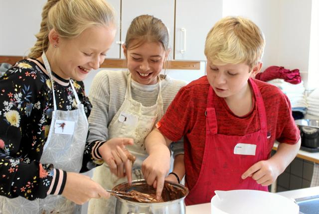 Det er i dag, torsdag, børn bager til fordel for BørneTelefonen i projektet ”Bag for en sag 2019”, også i M. C. Holms Børnehus i Nykøbing Mors. Foto: Børns Vilkår