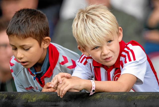 AaB's mange små fans får nu chancen for blive indløbsbørn på stadion. Arkivfoto: Henrik Bo