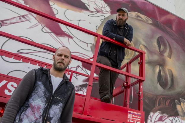 Miel Krutzmann (t.v.) og Telmo Pieper har lavet omkring 100 mur- og gavlmalerier verden over - og nu også i Aalborg. Foto: Lasse Sand