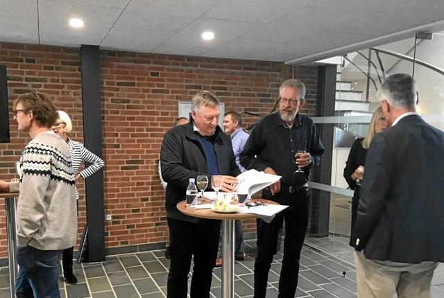 Her er Hans Munk Pedersen fanget sammen med direktør Karl-Erik Slynge ved receptionen i anledning af bogens udgivelse sidste år