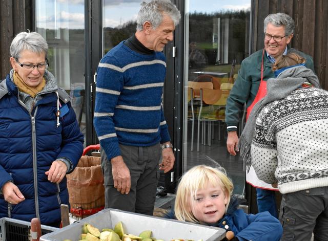 Hele familien var med til æblepressedag på Boldrup Museum. Privatfoto