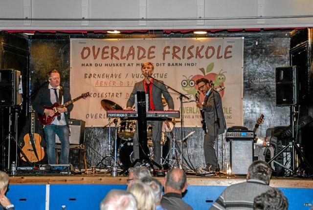 130 deltog i koncert og fællesspisning i Overlade Hallen lørdag, hvor Sylvester & Nåleøjet gave den gas på scenen. Foto: Mogens Lynge