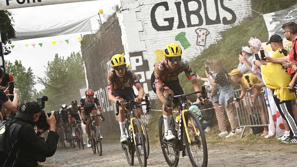 Prmoz Roglic (til venstre) tabte næsten to minutter til Tadej Pogacar på brostenene. <i>Marco Bertorello/Ritzau Scanpix</i>