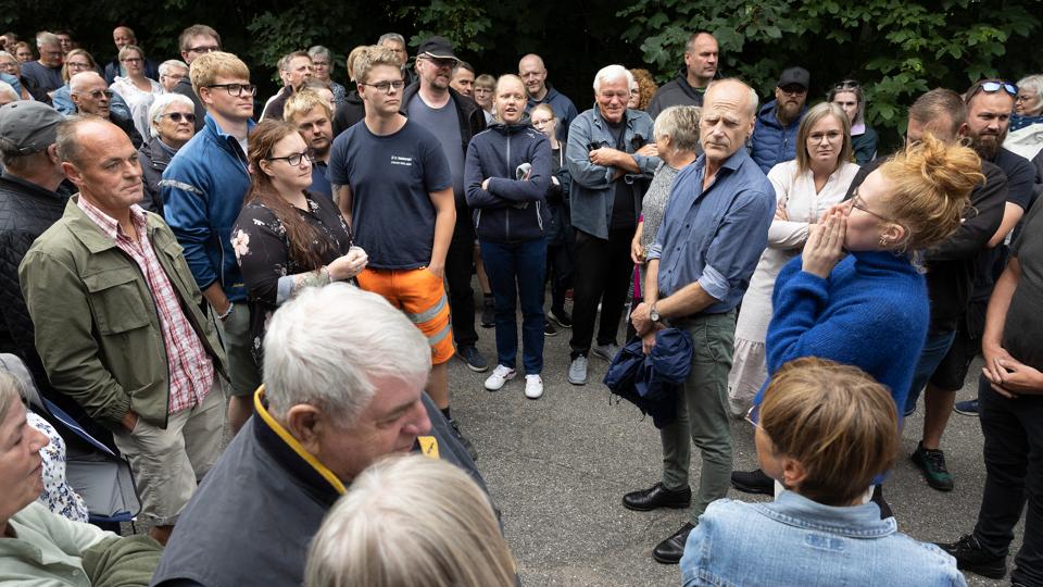 Borgere fra Vrå mødte talstærkt op for at vise deres utilfredshed.  <i>Foto: Claus Søndberg</i>