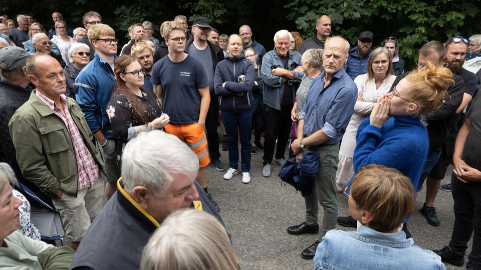 Borgere fra Vrå mødte talstærkt op for at vise deres utilfredshed. <i>Foto: Claus Søndberg</i>