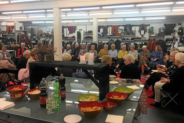 Masser af glade kvinder rad og række, klar til modeshow hos Brunø. Foto: Lisa Farum Kristiansen