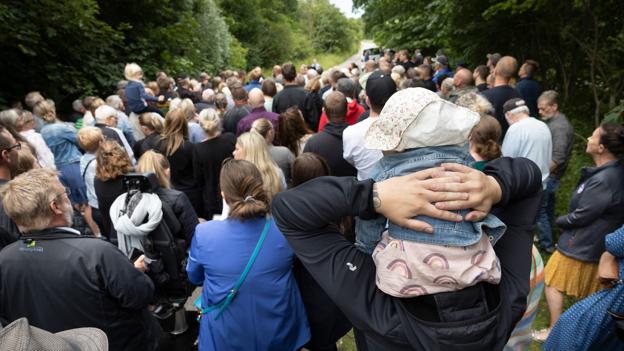Da Vrå-borgere onsdag samledes foran bygningerne på Bakkevej, gav mange udtryk for, at de først og fremmest protesterede over den proces, der har været forud for beslutningen om at placere opgaven med at indkvartere de kontroversielle udlændinge i Vrå. <i>Foto: Claus Søndberg</i>