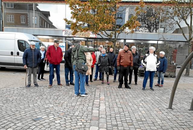 Hjerteforeningens medlemmer indledte mødet med en gåtur rundt i Hjørring. Deltagerne snakkede om byens rum. Privatfoto