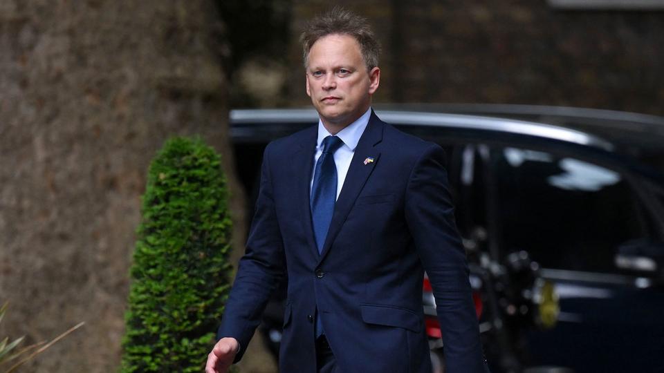Storbritanniens transportminister, Grant Shapps, ses onsdag aften på vej til Downing Street 10 for - sammen med en gruppe andre nuværende ministre - at bede premierminister Boris Johnson gå af. <i>Daniel Leal/Ritzau Scanpix</i>