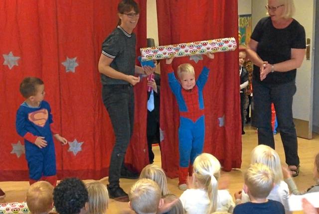 Den stærke mand imponerede med sine enorme kræfter i cirkusforestillingen i Børnehuset Himmelblå. Privatfoto