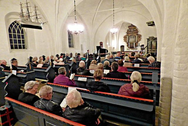 I nærheden af hundrede mennesker deltog i Weyse-aftenen, hvor man samtidig to nyt flygel i Als kirke i brug. Foto: Ejlif Rasmussen