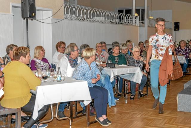 70 deltagere til Uldjydens Modeshow - både onsdag og torsdag aften på Løgstør Badehotel. Foto: Mogens Lynge