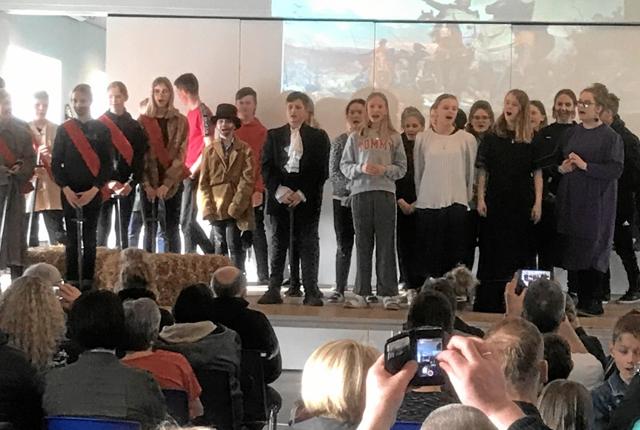 Alle på scene til finalen i ”Drot & Marsk”.  Foto: Kasper Mølbæk
