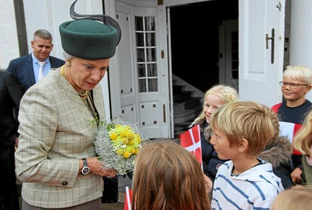 Prinsesse Benedikte fik ved ankomsten overrakt blomster af Regitze Bøgh. Foto: Jørgen Ingvardsen