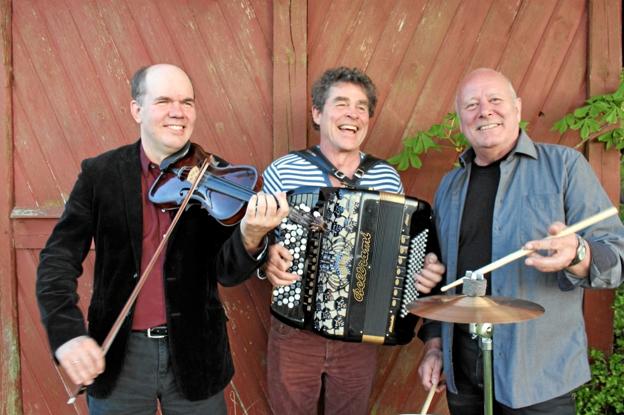 Klaus Pindstrup, Stefan Groot og Klaus Thrane er søndag 6. oktober klar med et nyt Musikalsk Åbent Hus-arrangement. Denne gang i Kig Ind i Nørager. Privatfoto