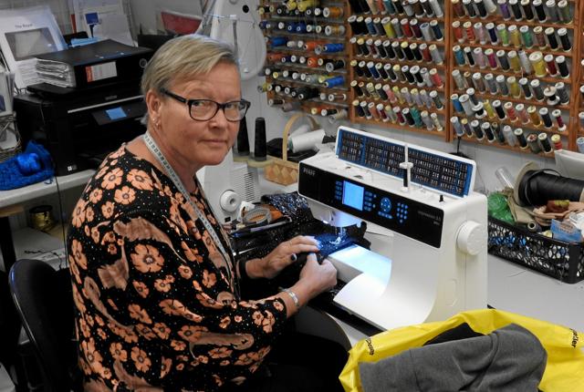 Annette Bo Pedersen ved symaskinen, hvor hun tilbringer 80 procent af sin tid. Foto: Jens Brændgaard