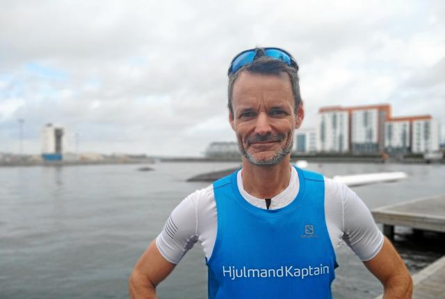 Jakob S. Johnsen, der er uddannet løbetræner og partner i advokatfirmaet HjulmandKaptain, kontaktede i sommer Frederikshavn Kommune for at tilbyde frivilligt arbejde med en gruppe unge i et løbeprojekt op til Skagen Marathon.