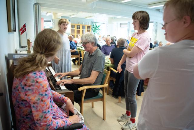 Der var både klaver, sang og rytmeinstrumenter med i Mølleband.
Foto: Bente Poder