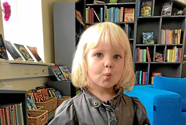 Treårige Nadia fik sit præmiebevis på biblioteket i Hadsund. Privatfoto