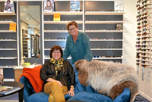 Annette Mortensen (siddende) kan fejre 25 år som optiker i Hobro - bagerst Karin Bruun, der er optiker i butikken.