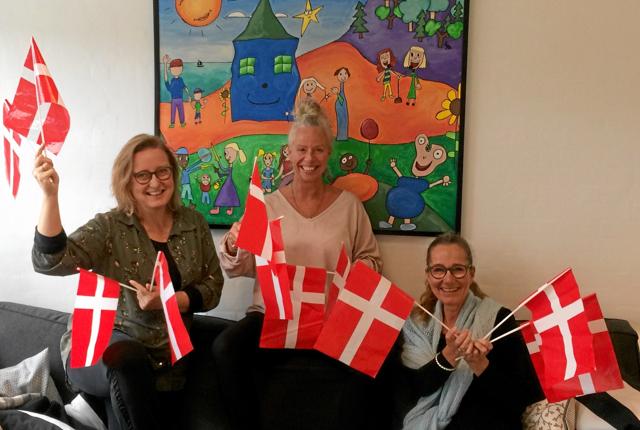 Personalet i Barnets Blå Hus i Frederikshavn fik de store smil frem, da nyheden om tilskuddet kom. Fra venstre ses projektmedarbejder, Anna Marie Thusgaard, leder Irene Lerche og psykoterapeut Pernille Høj Jensen.