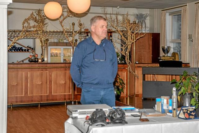 Martin Vonsild i gang med sit foredrag, og et bord fyldt med ting, som Topmark sælger. Foto: Mogens Lynge