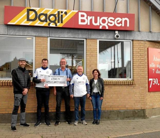 På billedet er fra venstre: Anders Kaa, medlem af Dagli’Brugsens Birkelse bestyrelse, Klaus Kristiansen, formand for Birkelse Idrætsforening, Claus Jakobsen, uddeler i Dagli’Brugsen Birkelse,
Bjarne Terkelsen, sekretær i Birkelse idrætsforening samt Tove Hejlesen, formand for Dagli’Brugsen Birkelse bestyrelse.