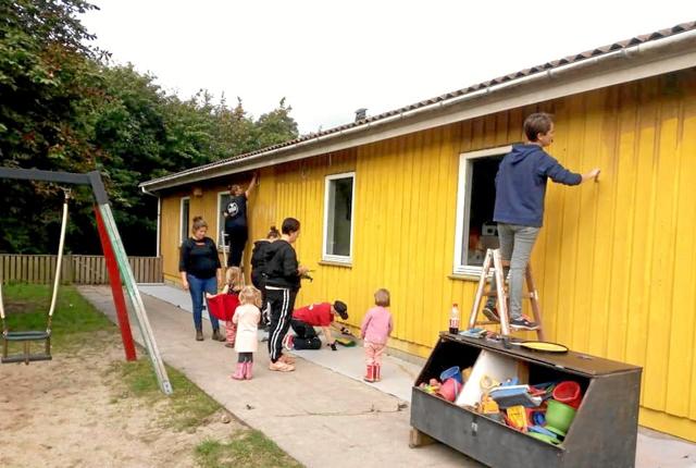 Det gule hus fik en opfriskning, da forældre og personale svingede penslerne til arbejdsdag. Privatfoto