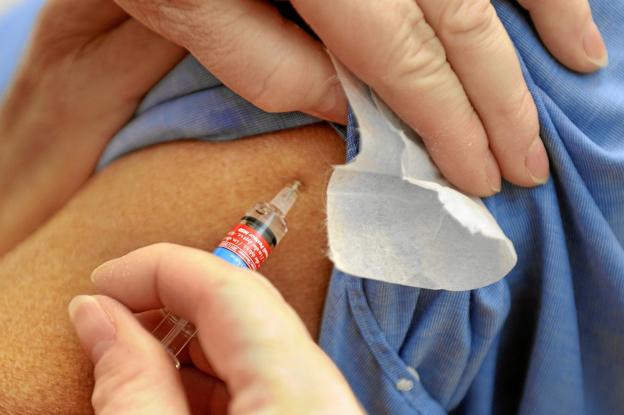 Normalt plejer tilbuddet om en gratis influenzavaccination til særlige risikogrupper allerede at starte 1. oktober. Sådan bliver det dog ikke fra og med denne sæson.Arkivfoto: Michael Koch