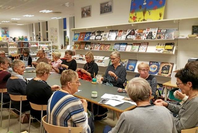 I strikkeklubben i Hadsund mødes ca. 20 kvinder på biblioteket hver anden mandag for at slå masker op.  Privatfoto