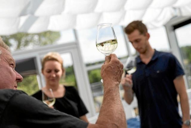 Muligheden for at Røverstuens gæster nu kan nyde vin fra Guldbæk Vingård er et af de første konkrete resultater af etableringen af et nyt, lokalt turismenetværk. Flere lignende samarbejder ventes at følge efter. Privatfoto