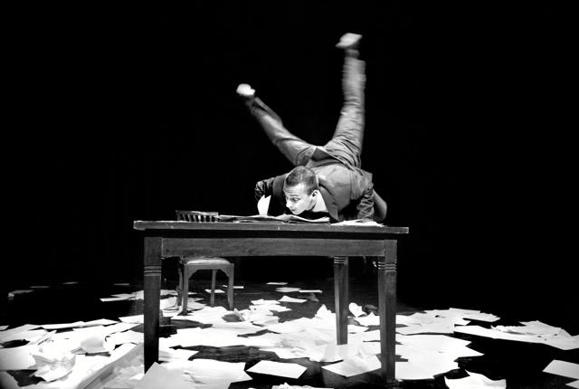 I forestillingen ”Sisyphus Ascending” kæmper Lars Gregersen sin nutidens sisyfoskamp med papirerne og mapperne i et moderne kontorlandskab. Foto: Camilla Hey