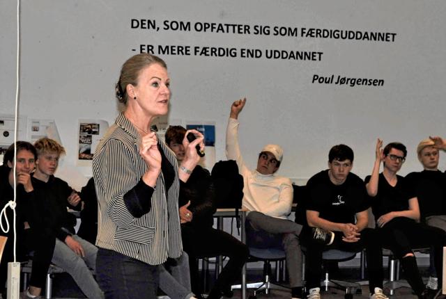 Pia Mourier fra Vendsyssel Teater hjælper eleverne på EUC Nord med at blive bedre til at takle de fremtidige eksamener. Foto: EUC Nord