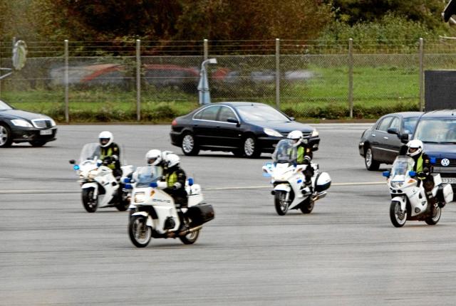 Politi og sikkerhedsfolk omgiver tidligere amerikanske præsidenter, og får dem sikkert frem i trafikken. Her er det fra Bill Clintons besøg i Nordjylland. Arkivfoto: Henrik Bo
