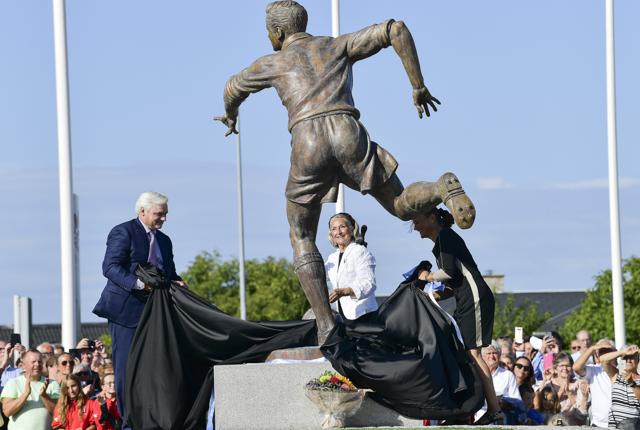 Sidste år fik Frederikshavn den imponerende statue af byens fodboldikon No. 1 Arkivfoto: Michael Koch