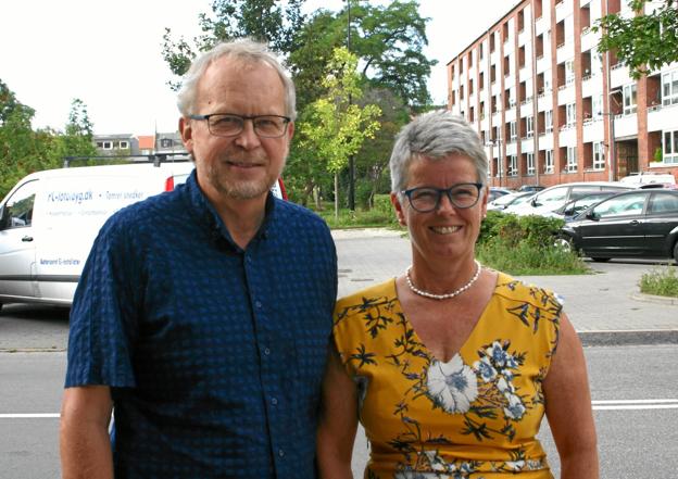 Torben Andersen og Lone Møller-Hansen foran BaptistKirkens sekretariat på Amager. Privatfoto