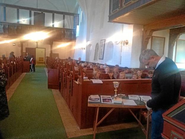 Sognepræst Rune Thomassen fortalte om de salmer, der blev sunget ved morgensangen i kirken. Privatfoto