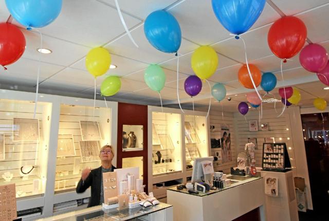 I alle butikker kommer der til at hænge balloner i loftet. I ballonen står den rabat, man opnår ved køb. Billedet er fra Brillehuset ved sidste års ballonfest. Foto: Jørgen Ingvardsen