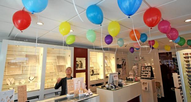 I alle butikker kommer der til at hænge balloner i loftet. I ballonen står den rabat, man opnår ved køb. Billedet er fra Brillehuset ved sidste års ballonfest. Foto: Jørgen Ingvardsen