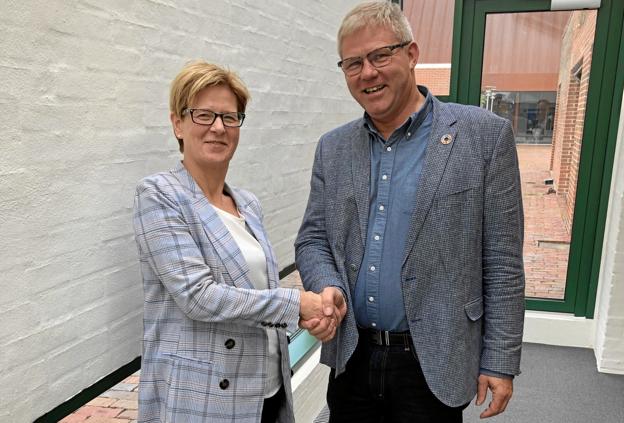 På vegne af de nordjyske borgmestre giver Arne Boelt her håndslag på aftalen med regionsformand Ulla Astman