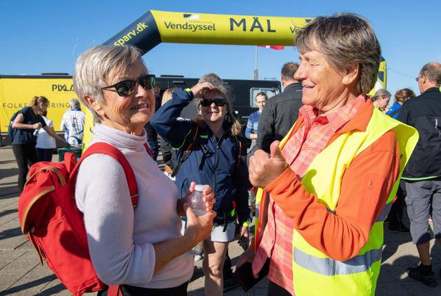 Lena Lytzen i gul vest er en af hovedkræfterne bag Folkevandringen Vendsyssel, som trak små 800 deltagere til lørdagens vandretur.
Foto: Peter Broen
